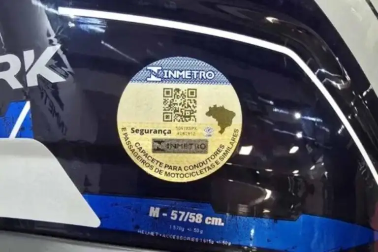 Capacetes vendidos no Brasil passam a ter novo selo obrigatório do Inmetro Capacetes vendidos no Brasil passam a ter novo selo obrigatório do Inmetro