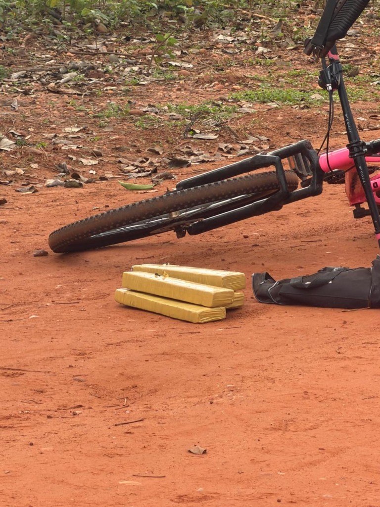 Transportando tabletes de maconha, ciclista é baleado ao tentar fugir de abordagem policial em Jardim Transportando tabletes de maconha, ciclista é baleado ao tentar fugir de abordagem policial em Jardim