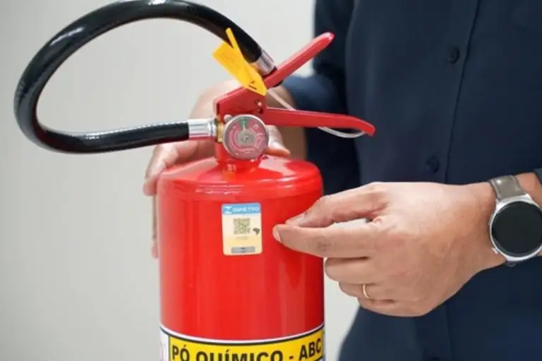 Capacetes vendidos no Brasil passam a ter novo selo obrigatório do Inmetro Capacetes vendidos no Brasil passam a ter novo selo obrigatório do Inmetro