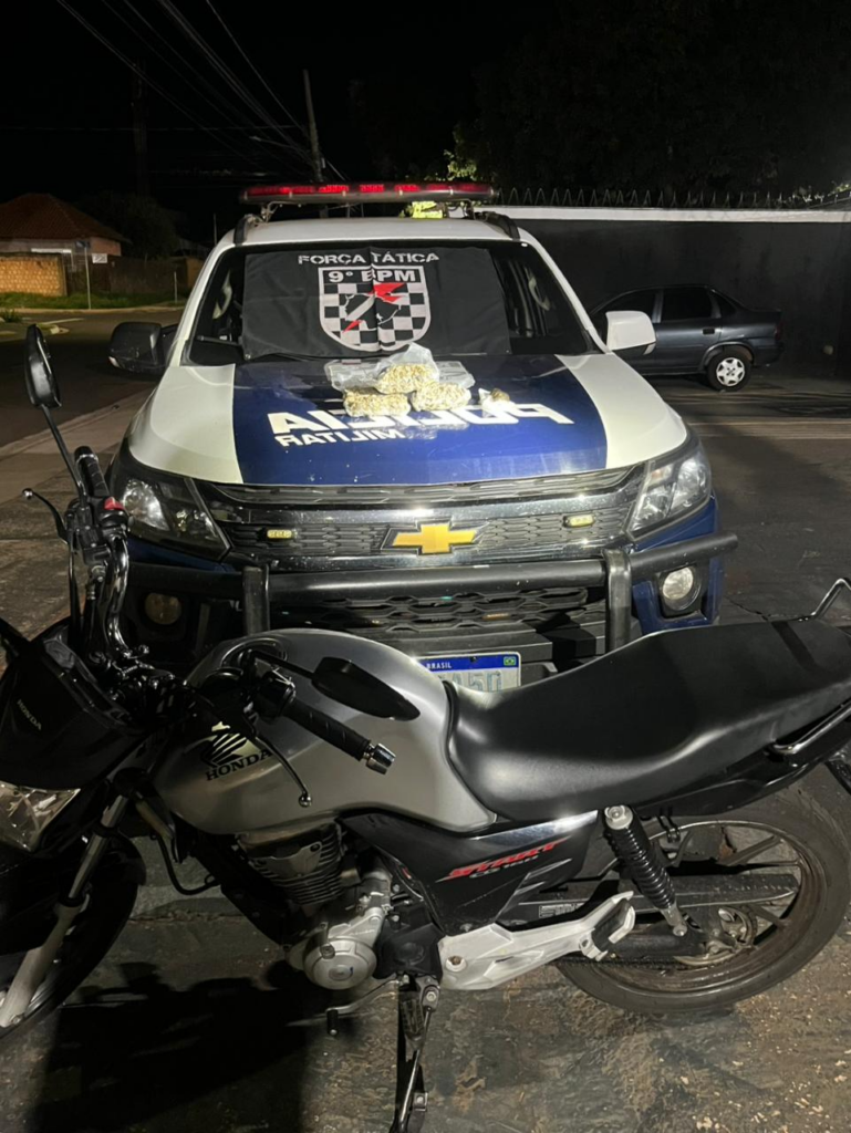 Força Tática prende jovem com 1,6 kg de drogas durante entrega em condomínio da Capital Força Tática prende jovem com 1,6 kg de drogas durante entrega em condomínio da Capital