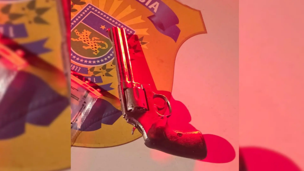 Homem morre e três pessoas ficam feridas após tiroteio em tabacaria na Capital Homem morre e três pessoas ficam feridas após tiroteio em tabacaria na Capital
