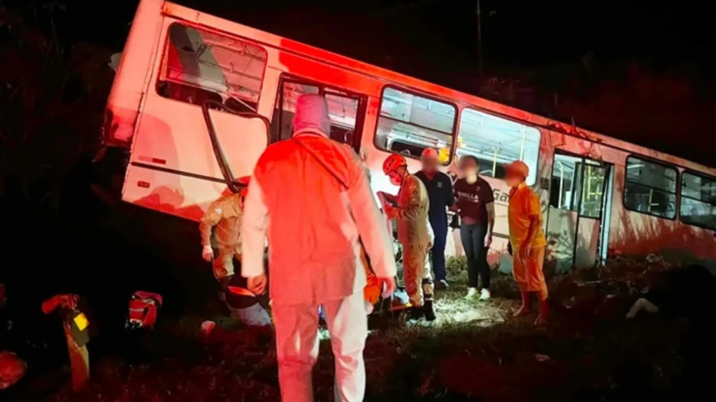 Acidente entre ônibus de trabalhadores e carreta deixa quatro feridos graves na BR-163 Acidente entre ônibus de trabalhadores e carreta deixa quatro feridos graves na BR-163