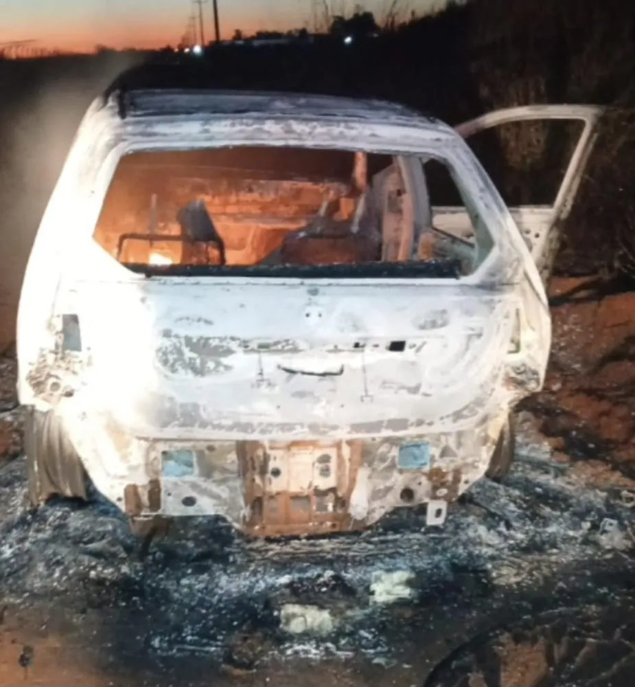 Polícia investiga se veículo incendiado foi utilizado em ataque a tiros na fronteira Polícia investiga se veículo incendiado foi utilizado em ataque a tiros na fronteira