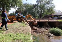 Prefeitura intensifica limpeza de córrego na Vila Cachoeirinha para prevenir alagamentos
