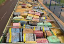 PRF apreende carreta com maconha escondida sob carga lícita em Vicentina