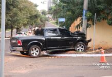Dodge Ram bate em poste, deixa região sem energia e condutor foge