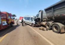 Van com pacientes bate em carreta estacionada e deixa 9 feridos em Dourados