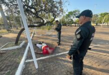 PM salva homem que tentava se suicidar com fio de nylon em praça de Três Lagoas
