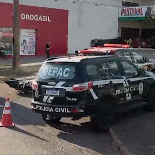 Manobra irregular na Av. Eduardo Zahran leva motociclista a colidir em viatura Manobra irregular na Av. Eduardo Zahran leva motociclista a colidir em viatura