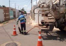 Extravasamento de esgoto alerta sobre a importância do uso correto da rede