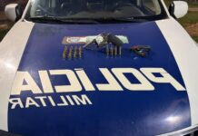 Dupla ataca homem a tiros e é presa em Sidrolândia; arma é jogada fora durante abordagem