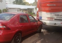 Vídeo: carro fica sem os freios e bate na traseira de ônibus na Rua 25 de Dezembro