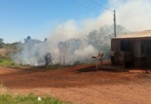Casa fica completamente cercada pelo fogo em terreno no bairro Jardim das Cerejeiras; 2º caso em uma semana