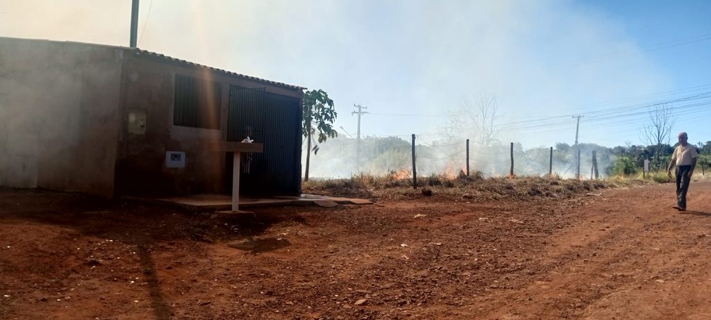 Casa fica completamente cercada pelo fogo em terreno no bairro Jardim das Cerejeiras; 2º caso em uma semana Casa fica completamente cercada pelo fogo em terreno no bairro Jardim das Cerejeiras; 2º caso em uma semana