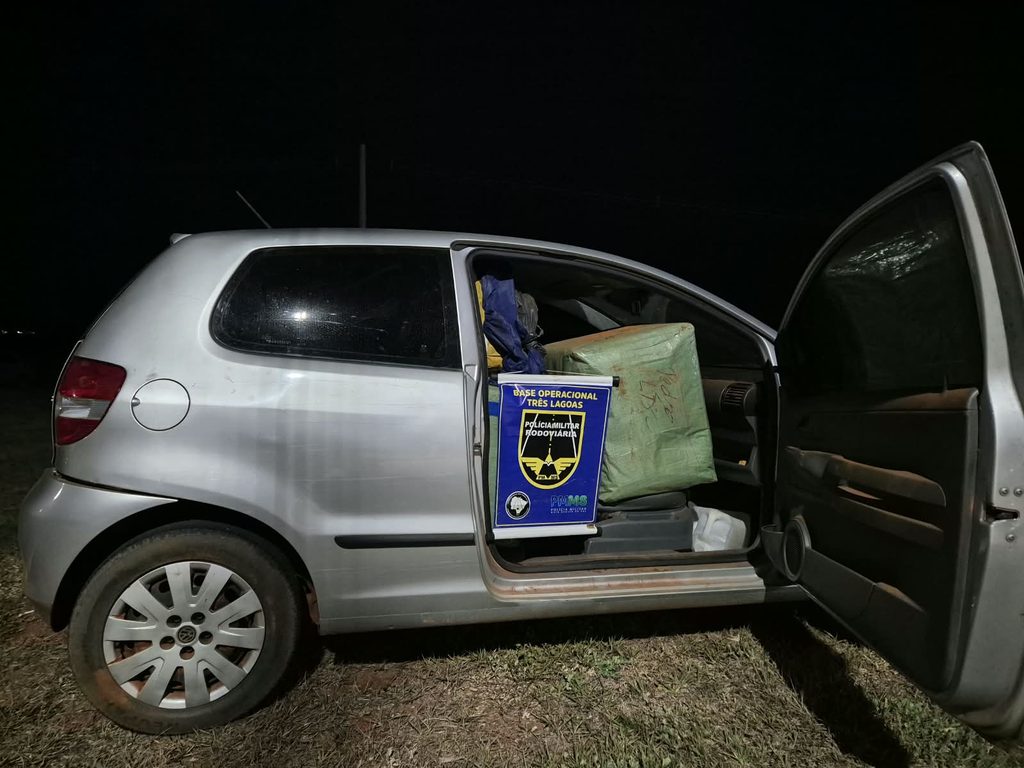Condutores fogem, abandonam carros e cargas de R$ 32,5 mil são apreendidas Condutores fogem, abandonam carros e cargas de R$ 32,5 mil são apreendidas