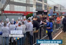 CG 127 anos: distribuição do bolo gigante de 800 kg já reúne mutidão na Afonso Pena