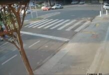Vídeo: motociclista morre após ser atingido por carro que teria avançado sinal vermelho