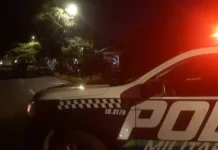 Crianças de 4 e 7 anos são resgatadas pela PM após serem encontradas sozinhas e trancadas em casa
