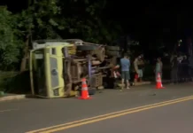 Caminhão-baú tomba ao desviar de caminhonete desgovernada em avenida da Capital