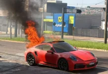 Porsche de R$ 1 milhão pega fogo durante passeio de pai e filho no Dia dos Pais