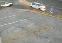 Motorista avança sinal, bate em carro e derruba muro de casa em acidente filmado na Capital