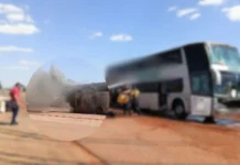 Ônibus pega fogo na BR-163 e dezenas de passageiros precisam deixar veículo em MS