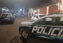 Homem foge por telhados, enfrenta PM com faca e morre após ser baleado na Vila Nhanhá