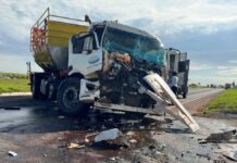 Motorista fica preso às ferragens em colisão entre caminhão-tanque e bitrem