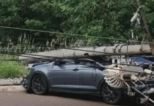 Vídeo: motorista abandona carro destruído após derrubar poste de energia na Capital