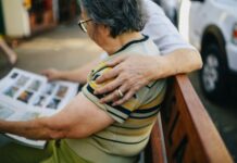 Esquecimento de fatos recentes e perda de autonomia estão entre os sintomas do Alzheimer
