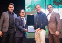 Presidente Papy homenageia fundador da maior escola de negócios do mundo com Título de Visitante Ilustre