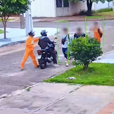 Vídeo: jovens são assaltados em plena rua da Capital por dupla de moto armada Vídeo: jovens são assaltados em plena rua da Capital por dupla de moto armada