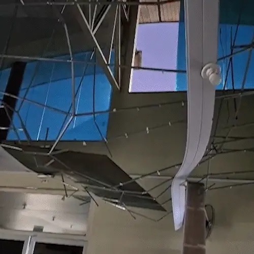 Vídeos: temporal quebrou árvores, arrebentou fios de energia e fez cair teto de UPA Vídeos: temporal quebrou árvores, arrebentou fios de energia e fez cair teto de UPA