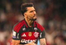 Flamengo vence Corinthians por 2 a 1 e retoma a liderança do Brasileirão