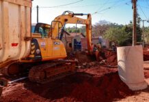 PrefCG assina ordem de serviço para drenagem e asfalto no Santa Emília e Aquarius
