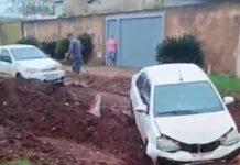 Vídeo: carro cai em valeta aberta pela chuva no bairro Jardim das Nações
