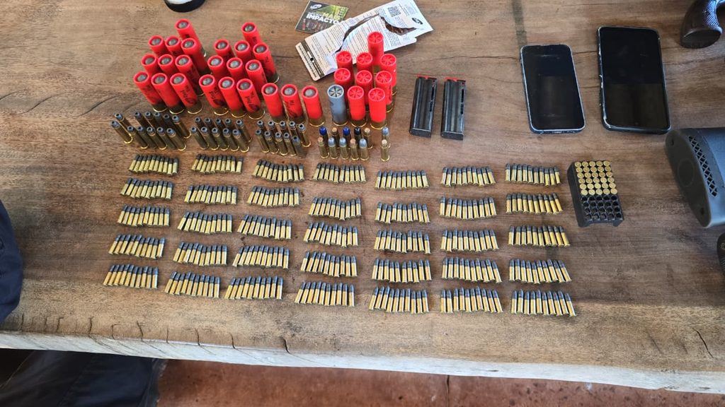 Operação Old School apreende relógios, joias, veículos, armas, munições e até R$ 26 mil em dinheiro