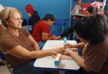 Curso de manicure e pedicure leva capacitação para mulheres da Vila Popular