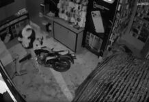 Vídeo: bandidos destroem porta de loja nas Moreninhas e furtam celulares