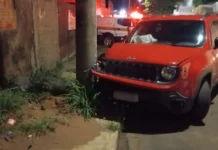 Após bater Jeep em poste, motorista abandona carro e foge a pé em Campo Grande