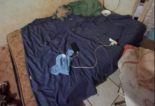 Crianças de 3 e 8 anos são encontradas sozinhas em casa com comida estragada e larvas