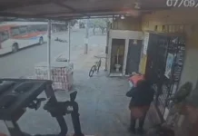 Câmera flagra motociclista furando ‘Pare’ e batendo contra ônibus no bairro Vida Nova