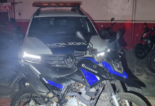 Motociclista é preso após fazer manobras perigosas atrás de viatura da PM