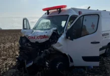 Ambulância de Bela Vista bate na traseira de carreta na BR-060 e mata paciente