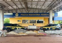 Quase uma tonelada de drogas escondida sob minério é apreendida pela PRF na BR-262