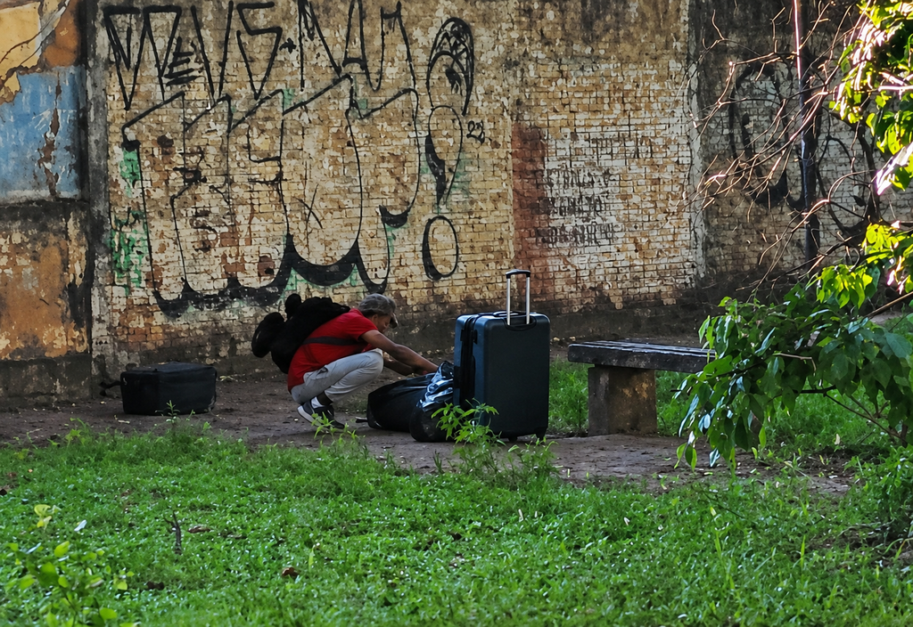 Suspeito de furtar casa é preso após ser visto carregando malas pelo bairro