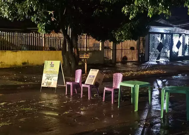 Vídeos: temporal quebrou árvores, arrebentou fios de energia e fez cair teto de UPA Vídeos: temporal quebrou árvores, arrebentou fios de energia e fez cair teto de UPA