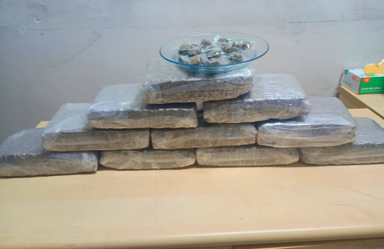 PM apreende mais de 53 kg de skunk e prende três pessoas em Corumbá PM apreende mais de 53 kg de skunk e prende três pessoas em Corumbá
