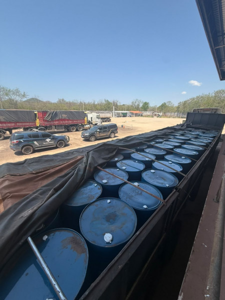Receita e PF retêm carreta com 15 toneladas de acetato de etila em Corumbá