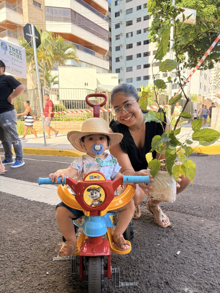 População chega cedo para garantir mudas frutíferas na Capital População chega cedo para garantir mudas frutíferas na Capital